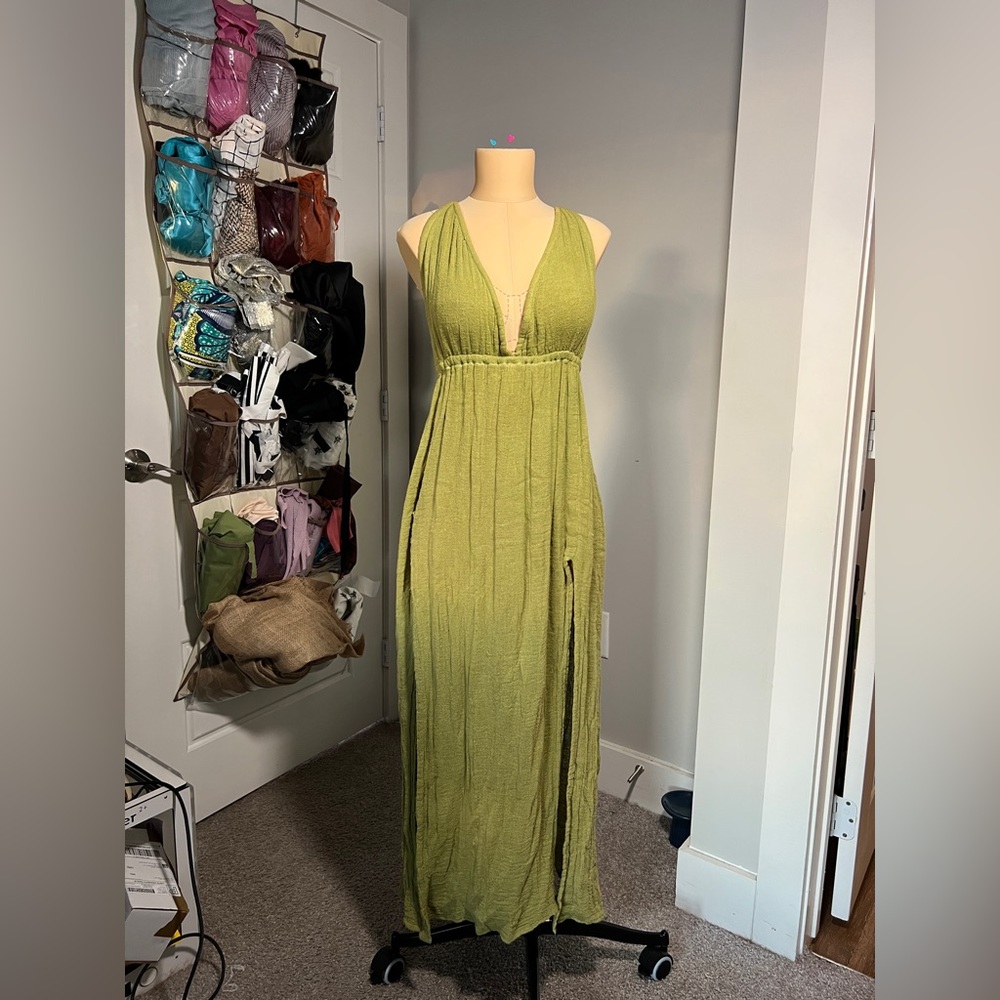 Green linen resort dress 🌴